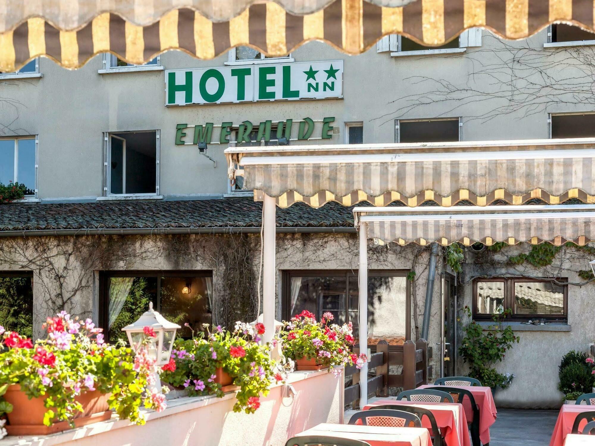 Logis Hôtel Emeraude Confolens Exterior foto